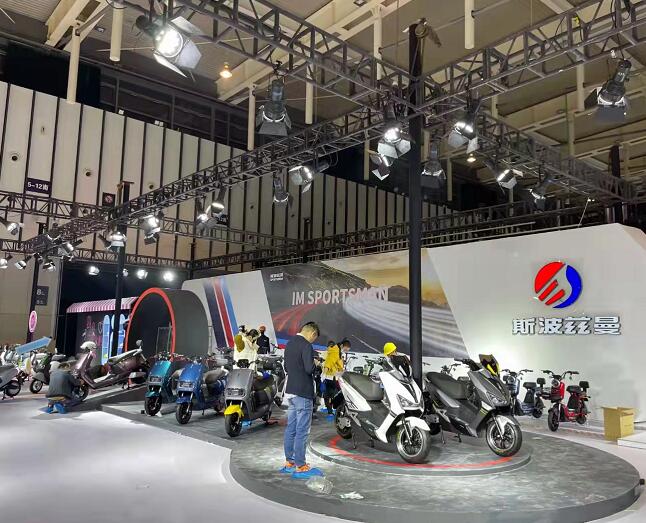 合肥展览公司设计搭建斯波兹曼电动车参会展台(图1)